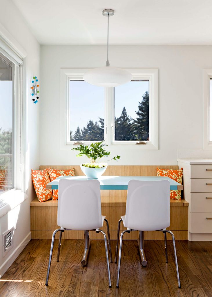 Blue and orange are the accent colors in this ’50s remodeled kitchen area in Portland, Oregon