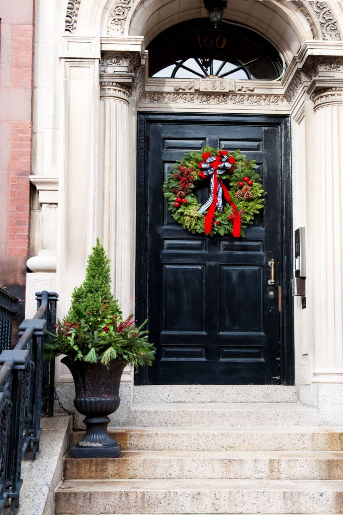 A black and white gingham ribbon subtly picks up on this grand entryway’s architecture.