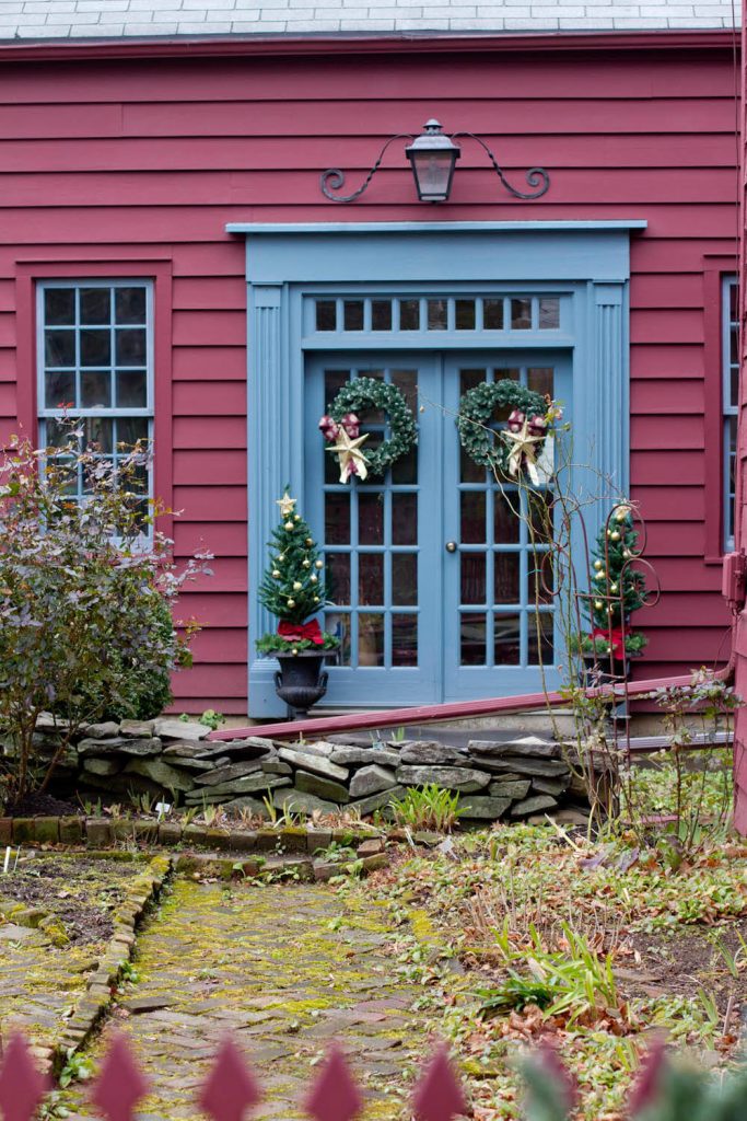 Big gold stars add some sparkle to these wreaths.