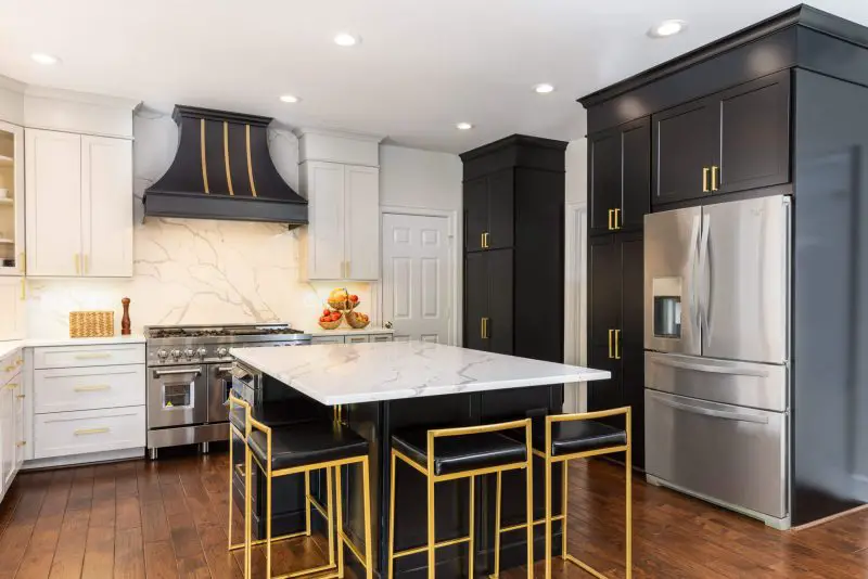 Black as a kitchen cabinet color