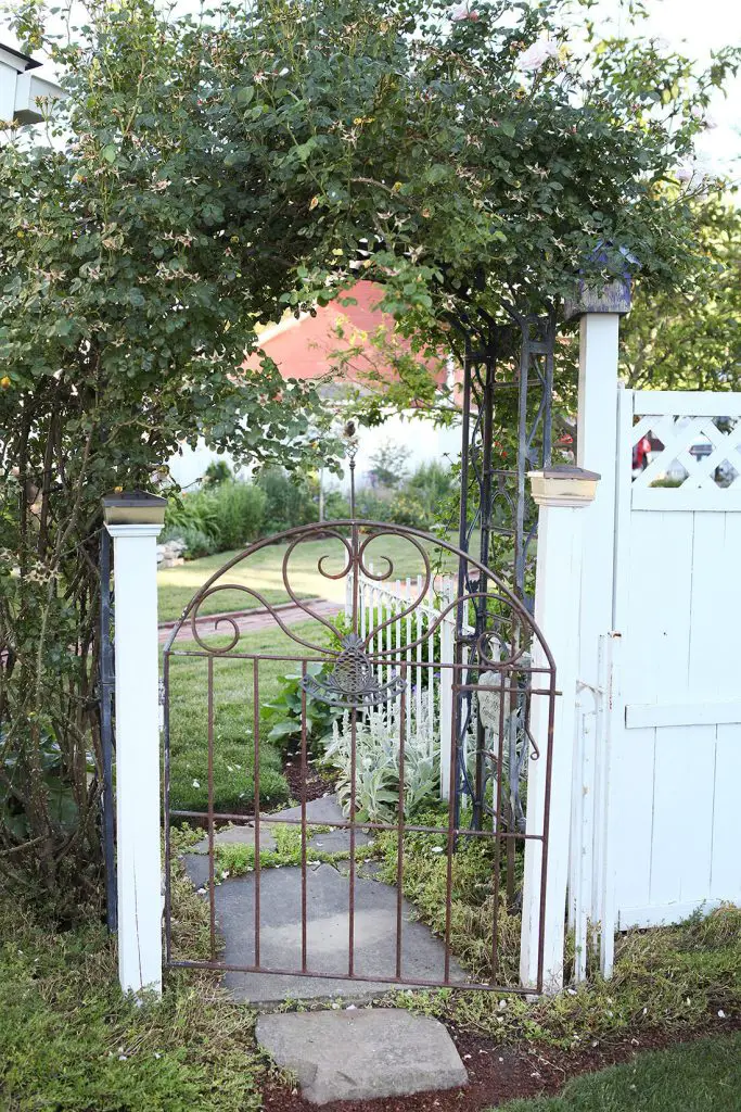 The gate to this Madison County, Ohio, garden welcomes guests with an arbor covered in ‘New Dawn’ roses.